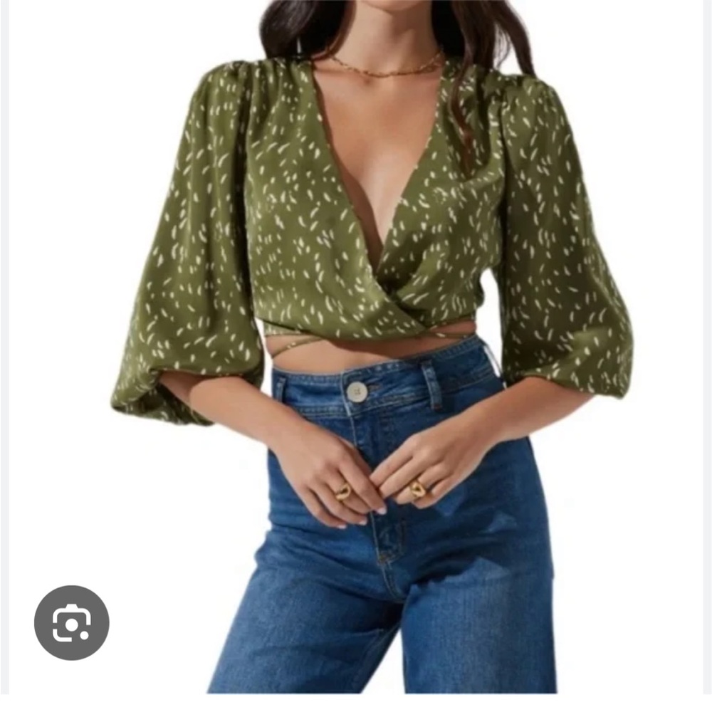ASTR the Label Wrap Front Cutout Top